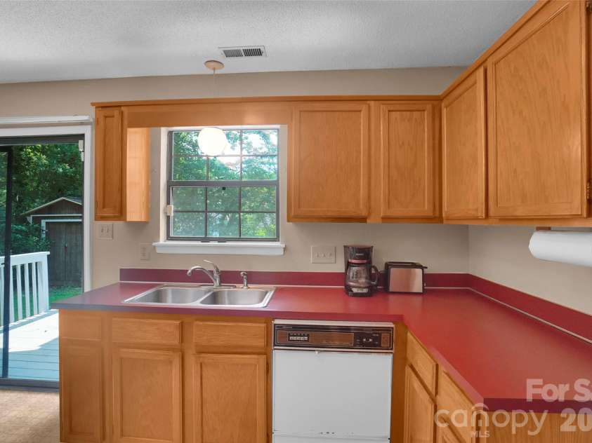 900 Highland Mist Lane, Charlotte, NC 28215.  MLS# CAR4393078, YatesRealty ID 32395. 