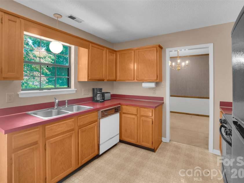 900 Highland Mist Lane, Charlotte, NC 28215.  MLS# CAR4393078, YatesRealty ID 32395. 