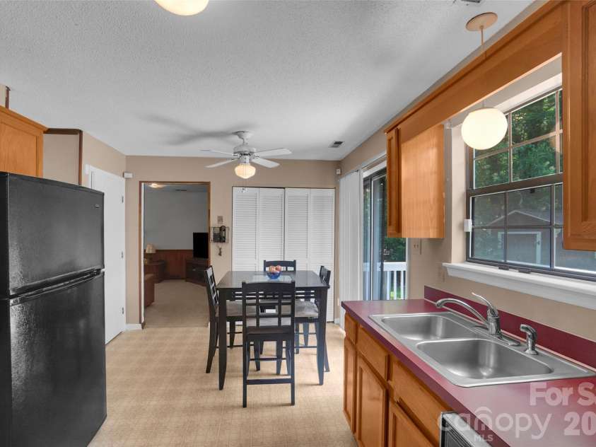 900 Highland Mist Lane, Charlotte, NC 28215.  MLS# CAR4393078, YatesRealty ID 32395. 