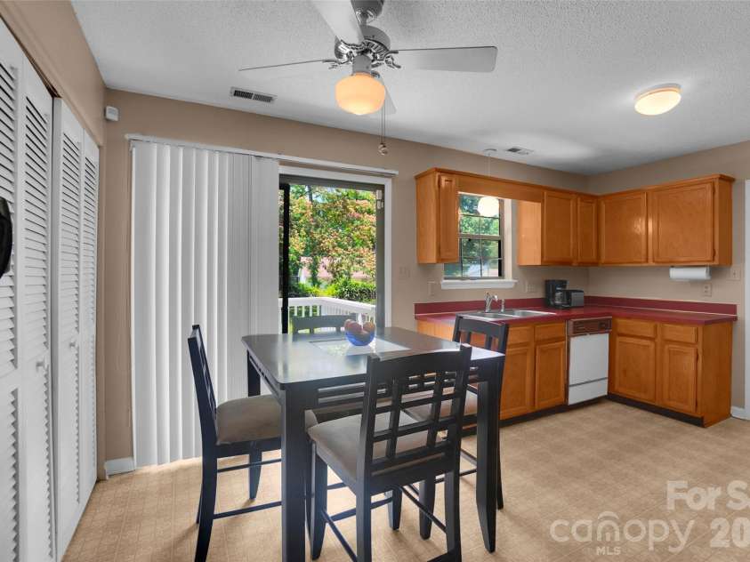 900 Highland Mist Lane, Charlotte, NC 28215.  MLS# CAR4393078, YatesRealty ID 32395. 