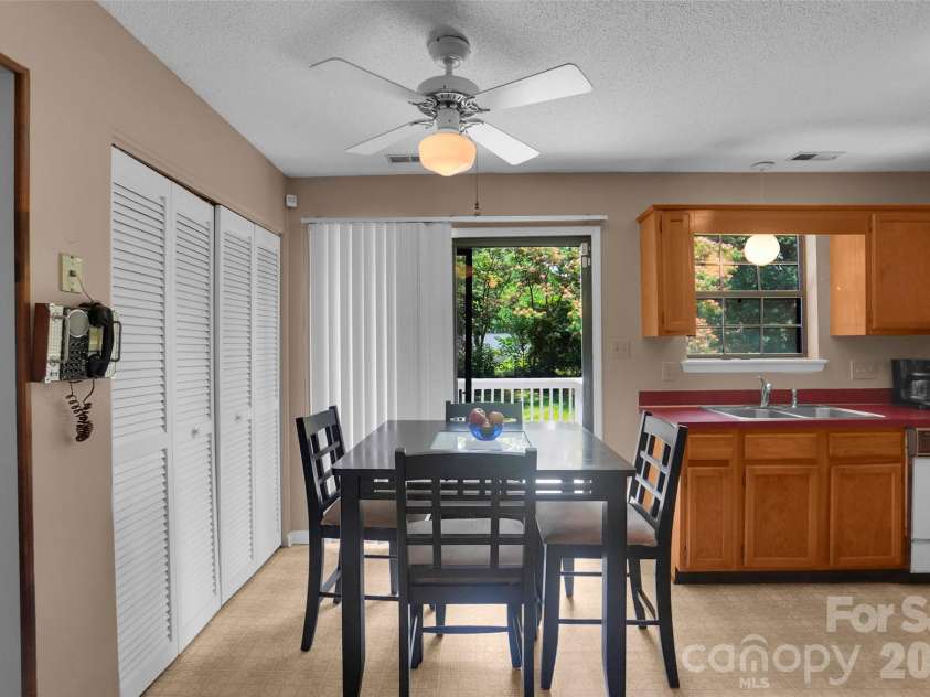 900 Highland Mist Lane, Charlotte, NC 28215.  MLS# CAR4393078, YatesRealty ID 32395. 