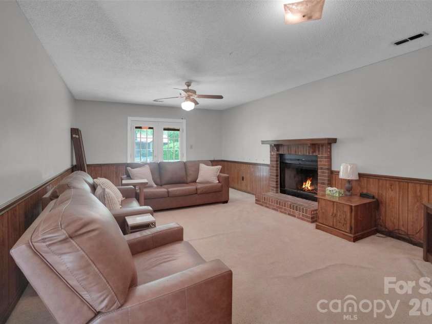 900 Highland Mist Lane, Charlotte, NC 28215.  MLS# CAR4393078, YatesRealty ID 32395. 