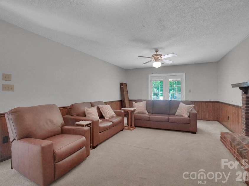 900 Highland Mist Lane, Charlotte, NC 28215.  MLS# CAR4393078, YatesRealty ID 32395. 