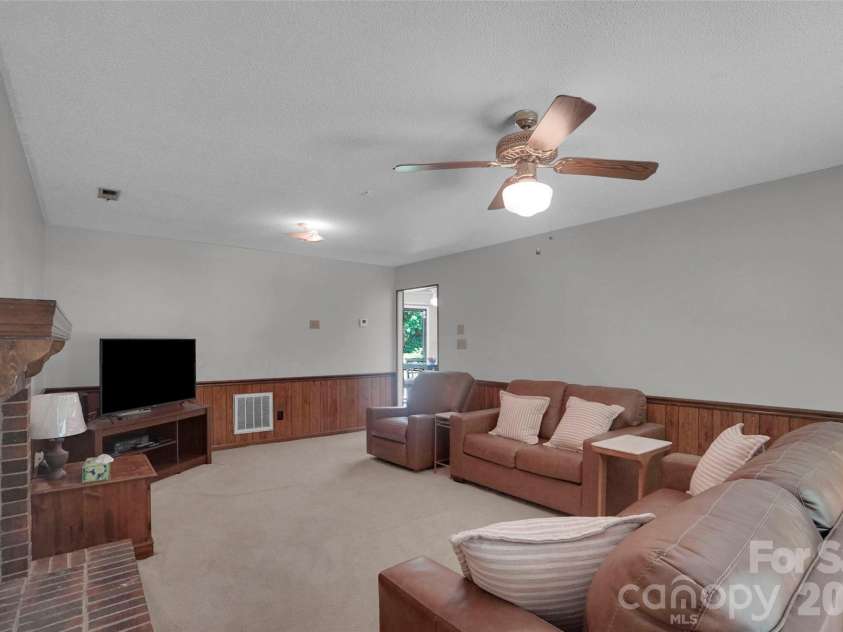 900 Highland Mist Lane, Charlotte, NC 28215.  MLS# CAR4393078, YatesRealty ID 32395. 