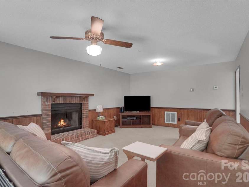 900 Highland Mist Lane, Charlotte, NC 28215.  MLS# CAR4393078, YatesRealty ID 32395. 
