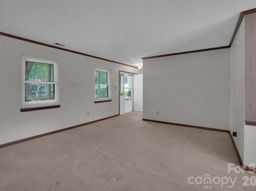 900 Highland Mist Lane, Charlotte, NC 28215.  MLS# CAR4393078, YatesRealty ID 32395. 