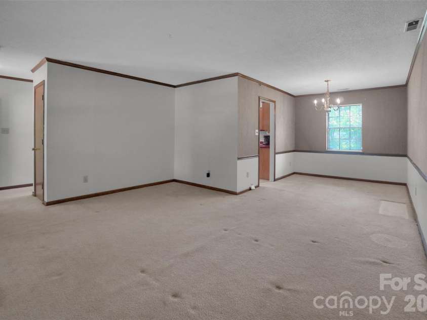 900 Highland Mist Lane, Charlotte, NC 28215.  MLS# CAR4393078, YatesRealty ID 32395. 