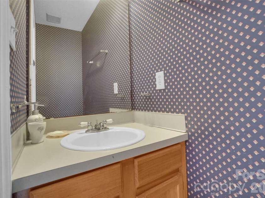 900 Highland Mist Lane, Charlotte, NC 28215.  MLS# CAR4393078, YatesRealty ID 32395. 