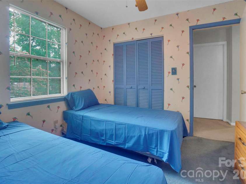 900 Highland Mist Lane, Charlotte, NC 28215.  MLS# CAR4393078, YatesRealty ID 32395. 