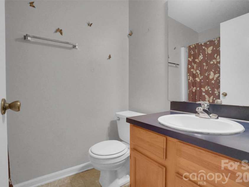 900 Highland Mist Lane, Charlotte, NC 28215.  MLS# CAR4393078, YatesRealty ID 32395. 