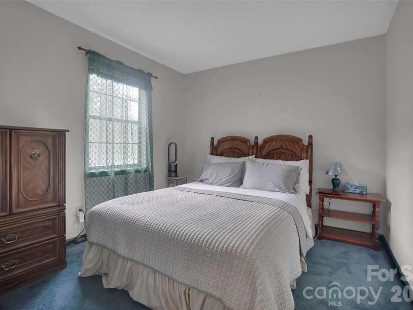 900 Highland Mist Lane, Charlotte, NC 28215.  MLS# CAR4393078, YatesRealty ID 32395. 