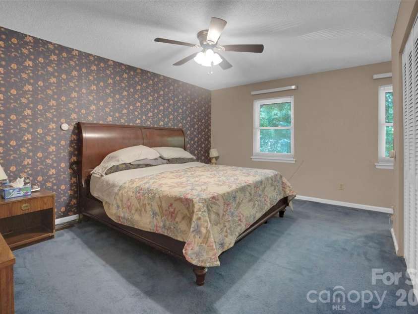 900 Highland Mist Lane, Charlotte, NC 28215.  MLS# CAR4393078, YatesRealty ID 32395. 