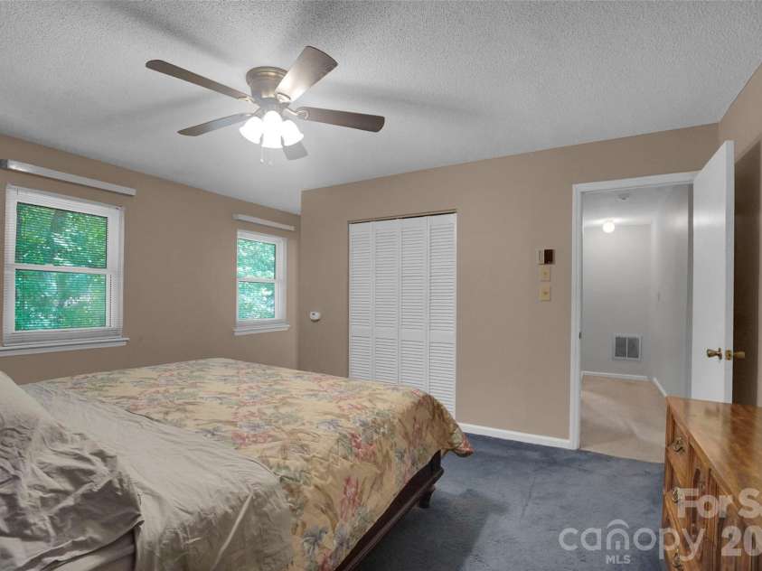 900 Highland Mist Lane, Charlotte, NC 28215.  MLS# CAR4393078, YatesRealty ID 32395. 