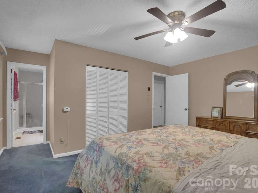 900 Highland Mist Lane, Charlotte, NC 28215.  MLS# CAR4393078, YatesRealty ID 32395. 