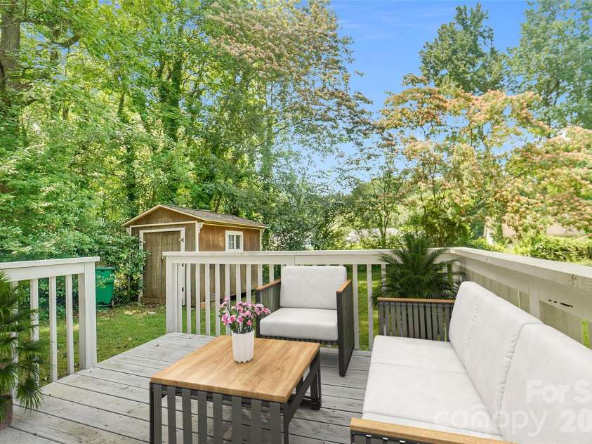900 Highland Mist Lane, Charlotte, NC 28215.  MLS# CAR4393078, YatesRealty ID 32395. 