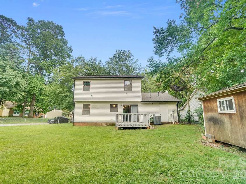900 Highland Mist Lane, Charlotte, NC 28215.  MLS# CAR4393078, YatesRealty ID 32395. 