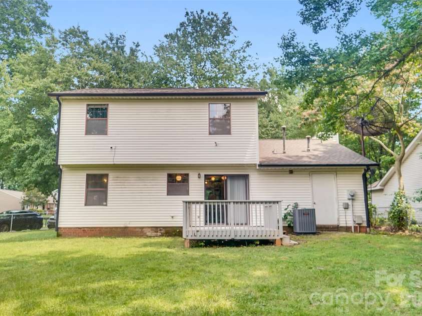 900 Highland Mist Lane, Charlotte, NC 28215.  MLS# CAR4393078, YatesRealty ID 32395. 