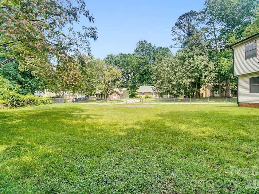 900 Highland Mist Lane, Charlotte, NC 28215.  MLS# CAR4393078, YatesRealty ID 32395. 