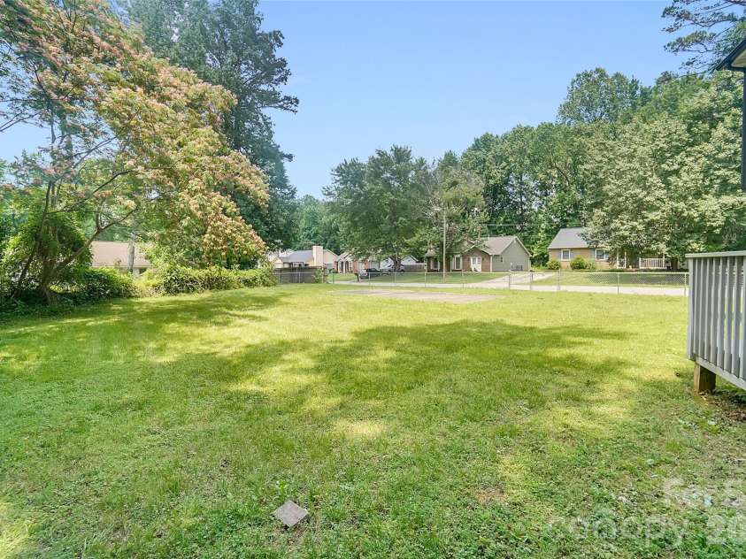 900 Highland Mist Lane, Charlotte, NC 28215.  MLS# CAR4393078, YatesRealty ID 32395. 