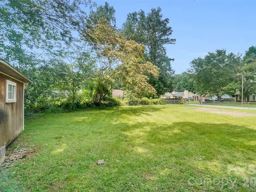 900 Highland Mist Lane, Charlotte, NC 28215.  MLS# CAR4393078, YatesRealty ID 32395. 