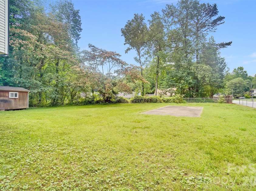 900 Highland Mist Lane, Charlotte, NC 28215.  MLS# CAR4393078, YatesRealty ID 32395. 