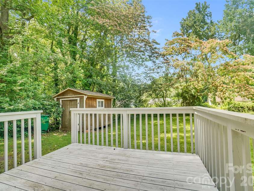900 Highland Mist Lane, Charlotte, NC 28215.  MLS# CAR4393078, YatesRealty ID 32395. 