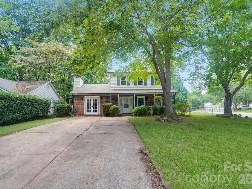 900 Highland Mist Lane, Charlotte, NC 28215.  MLS# CAR4393078, YatesRealty ID 32395. 