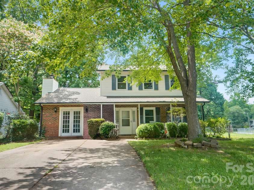 900 Highland Mist Lane, Charlotte, NC 28215.  MLS# CAR4393078, YatesRealty ID 32395. 