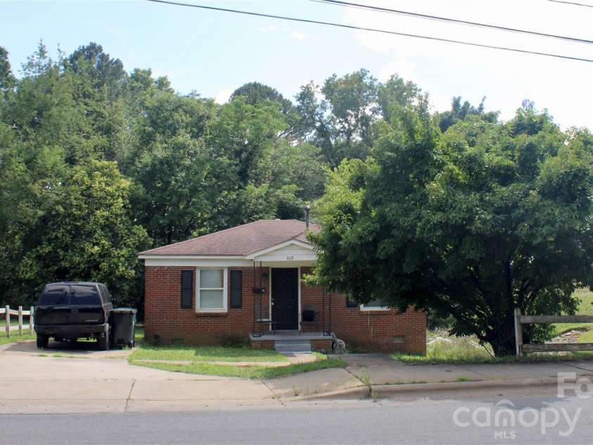 809 Norris Avenue, Charlotte, NC 28206.  MLS# CAR4387016, YatesRealty ID 32396. 