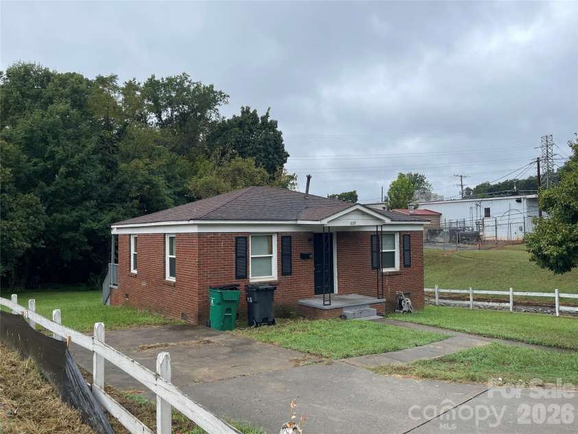 809 Norris Avenue, Charlotte, NC 28206.  MLS# CAR4387016, YatesRealty ID 32396. 