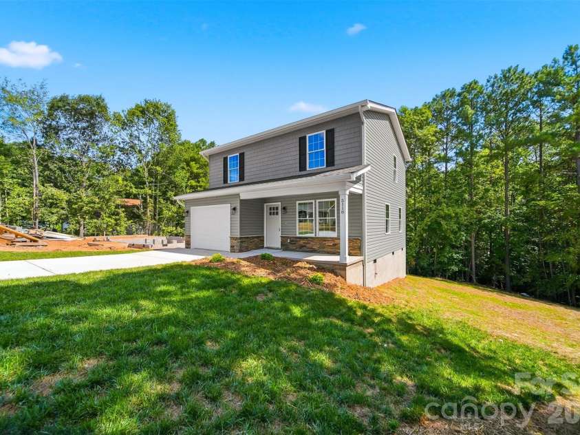 5118 Hanging Rock Court, Hickory, NC 28601.  MLS# CAR4396141, YatesRealty ID 32397. 