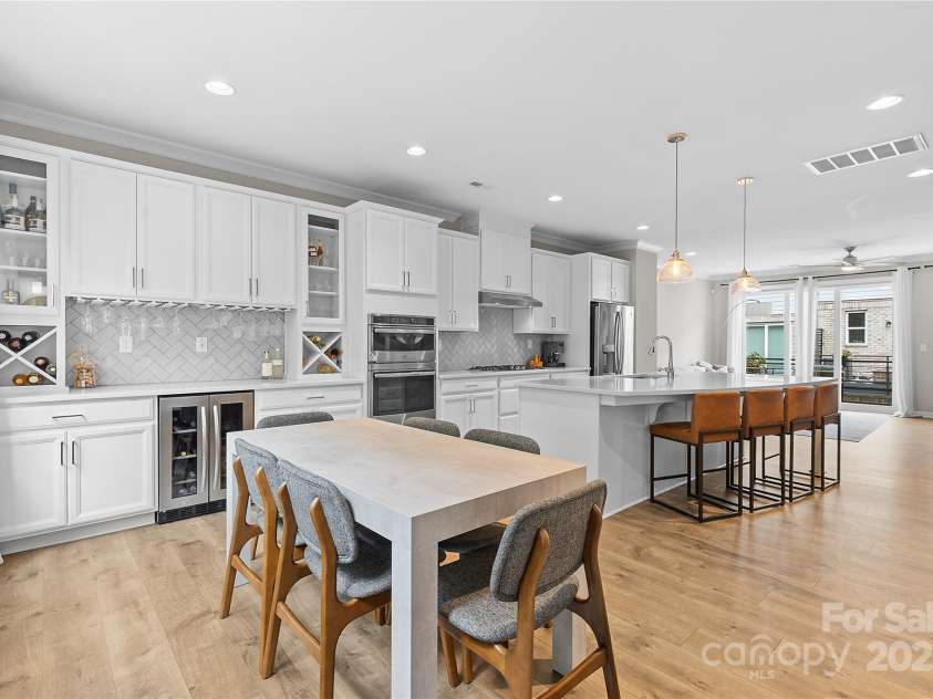 621 Tudor Park Way, Charlotte, NC 28211.  MLS# CAR4281088, YatesRealty ID 32397. 