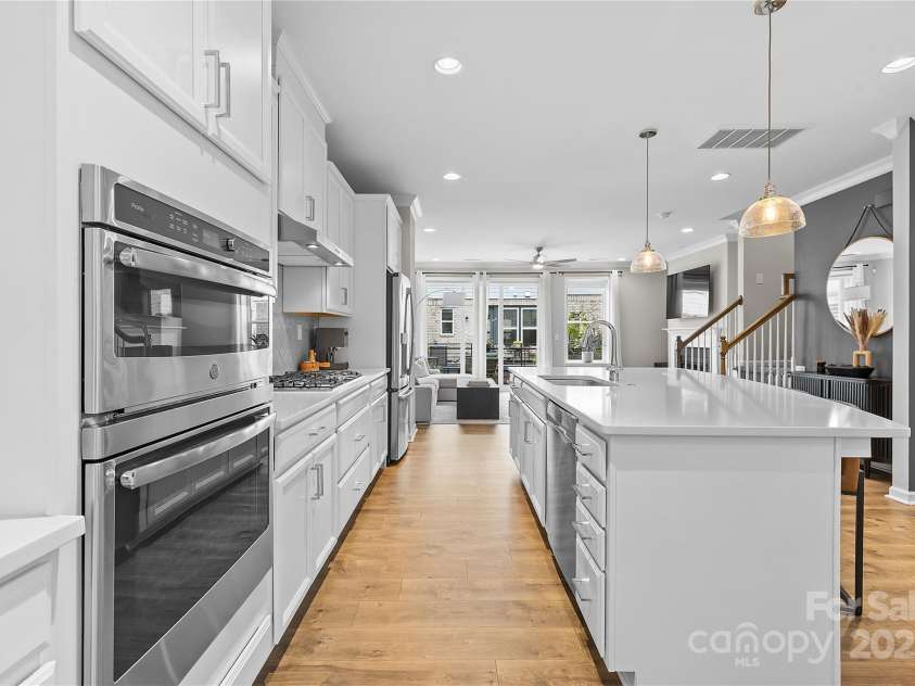 621 Tudor Park Way, Charlotte, NC 28211.  MLS# CAR4281088, YatesRealty ID 32397. 