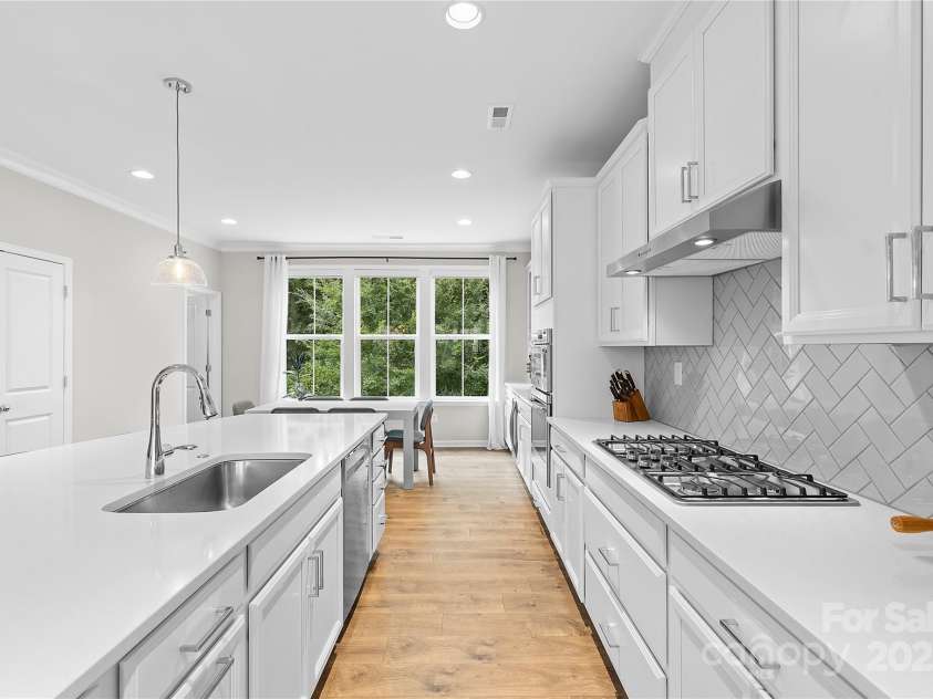 621 Tudor Park Way, Charlotte, NC 28211.  MLS# CAR4281088, YatesRealty ID 32397. 