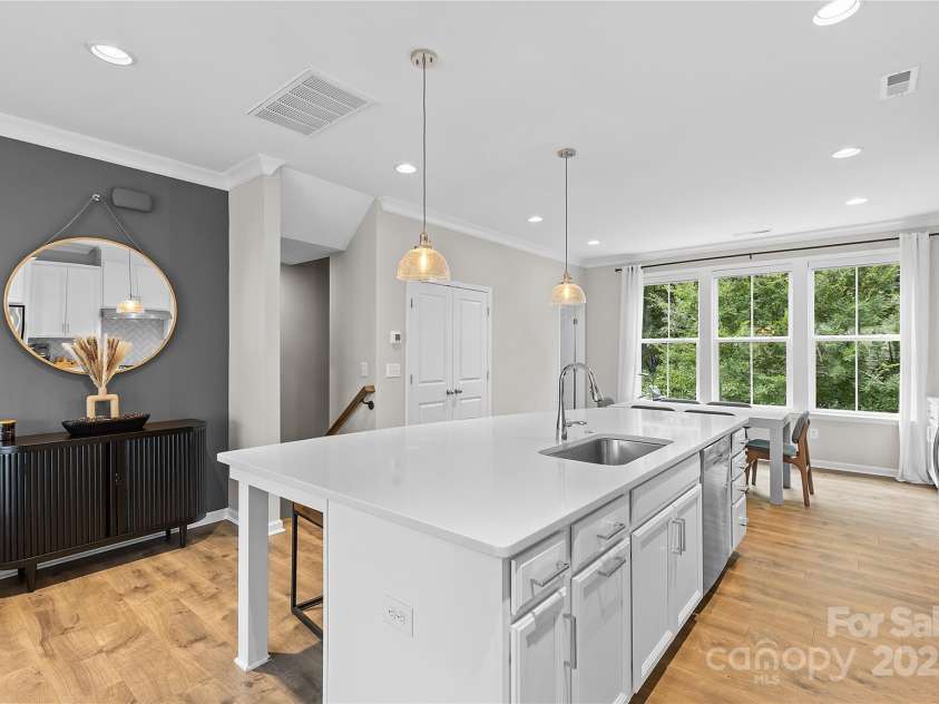 621 Tudor Park Way, Charlotte, NC 28211.  MLS# CAR4281088, YatesRealty ID 32397. 