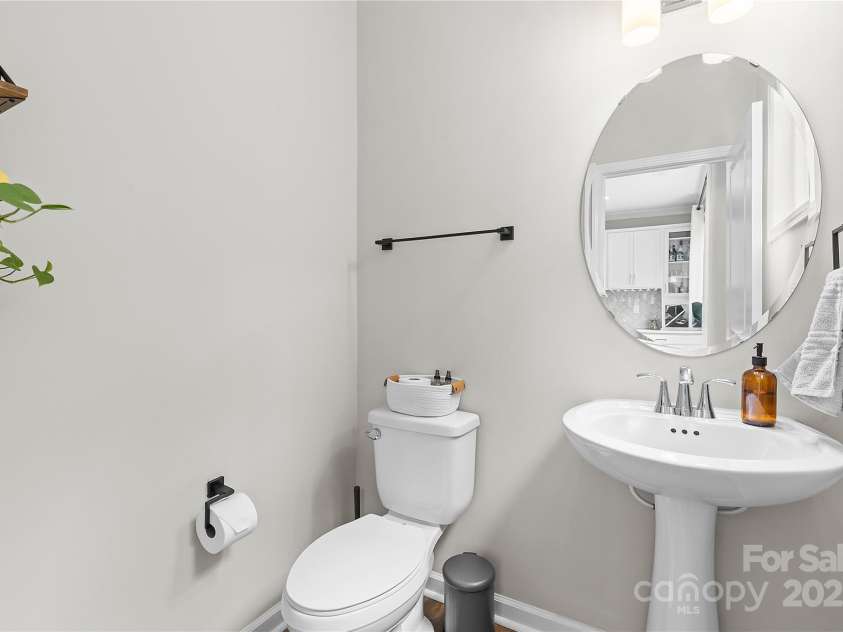 621 Tudor Park Way, Charlotte, NC 28211.  MLS# CAR4281088, YatesRealty ID 32397. 