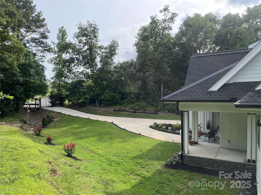 900 Houston Heights Road, Charlotte, NC 28262.  MLS# CAR4281535, YatesRealty ID 32399. 