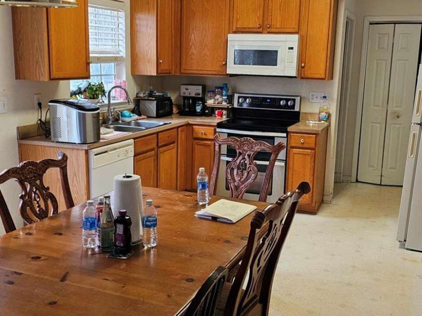 6334 Dillard Ridge Drive, Charlotte, NC 28216.  MLS# CAR4206693, YatesRealty ID 324. Dinette and part of kitchen.