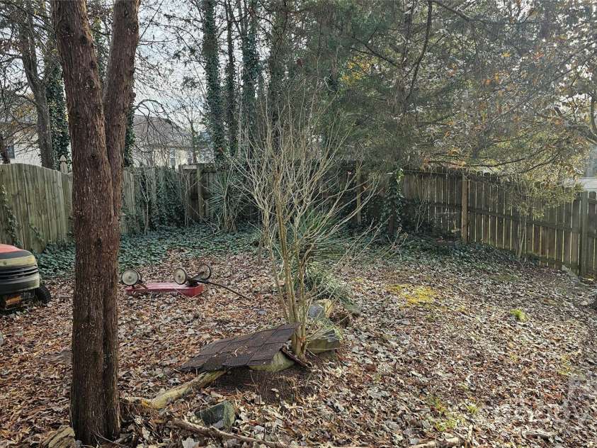 6334 Dillard Ridge Drive, Charlotte, NC 28216.  MLS# CAR4206693, YatesRealty ID 324. This is a partial picture of the back yard and the enclosing fence. 