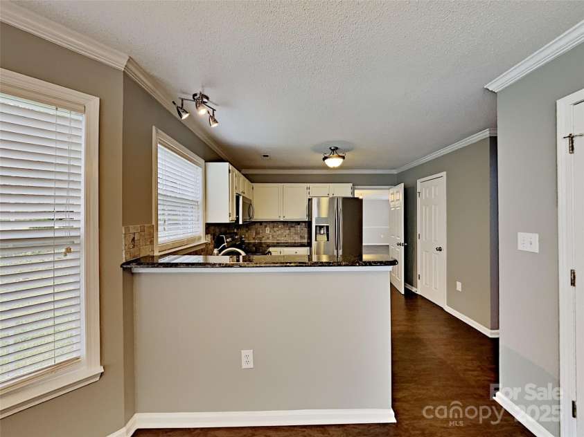 184 Rocky Knoll Court, Denver, NC 28037.  MLS# CAR4288385, YatesRealty ID 32402. Breakfast Nook and Bar Counter