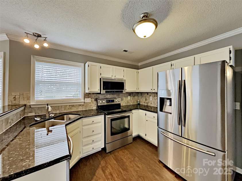 184 Rocky Knoll Court, Denver, NC 28037.  MLS# CAR4288385, YatesRealty ID 32402. Kitchen