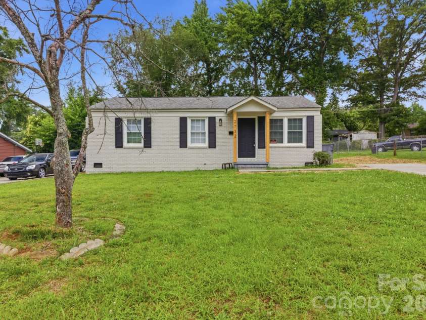 2732 Thornton Road, Charlotte, NC 28208.  MLS# CAR4394385, YatesRealty ID 32403. Front of home.