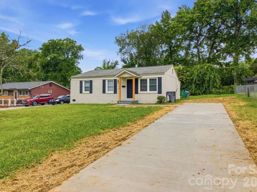2732 Thornton Road, Charlotte, NC 28208.  MLS# CAR4394385, YatesRealty ID 32403. WELCOME HOME to 2732 Thornton Rd!!