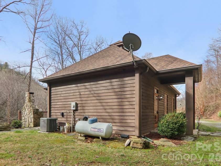1012 Alarka Highlands Drive, Bryson City, NC 28713.  MLS# CAR4357105, YatesRealty ID 32406. 