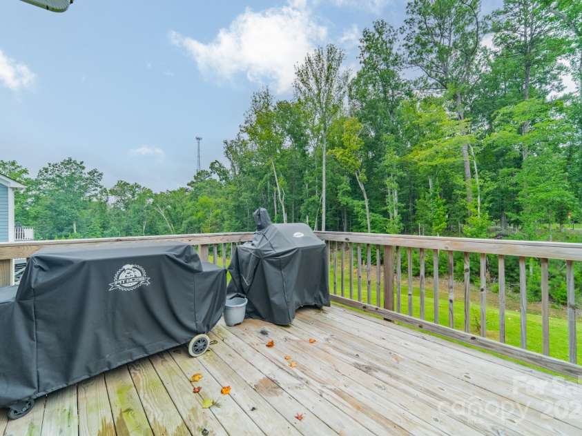 17150 Sand Bank Road, Charlotte, NC 28278.  MLS# CAR4290063, YatesRealty ID 32406. 