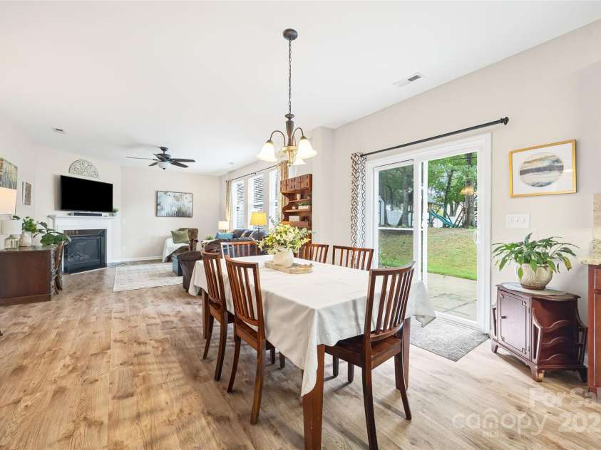 409 Garden Grove Road, Fort Mill, SC 29708.  MLS# CAR4290523, YatesRealty ID 32408. Eat in dining
