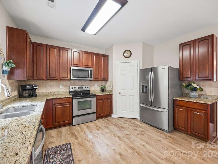 409 Garden Grove Road, Fort Mill, SC 29708.  MLS# CAR4290523, YatesRealty ID 32408. Kitchen