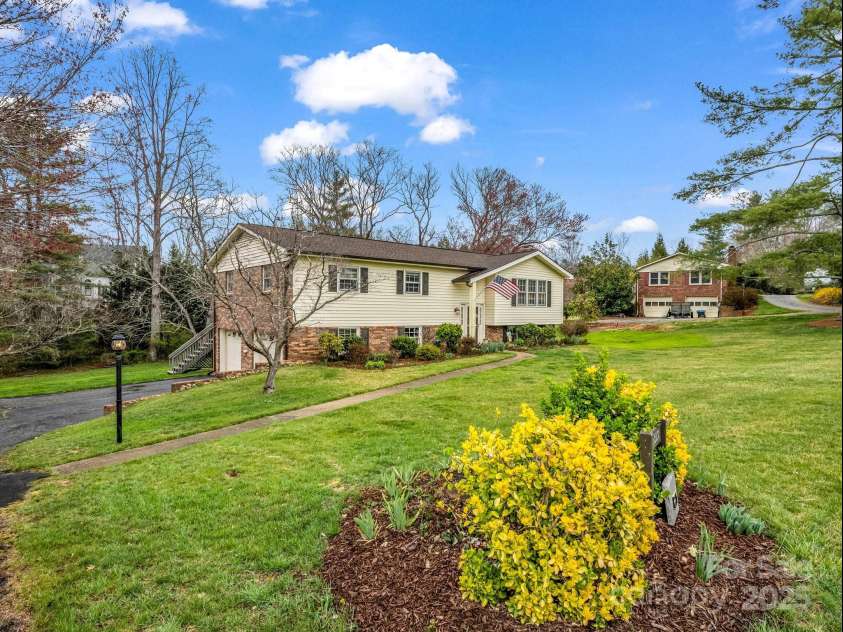 1286 Glenheath Drive, Hendersonville, NC 28791.  MLS# CAR4291667, YatesRealty ID 32409. 