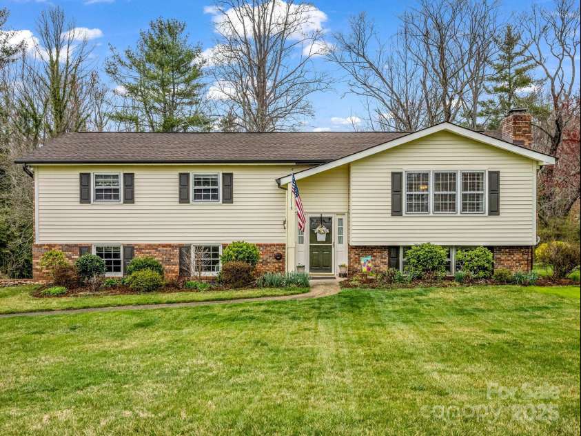 1286 Glenheath Drive, Hendersonville, NC 28791.  MLS# CAR4291667, YatesRealty ID 32409. 