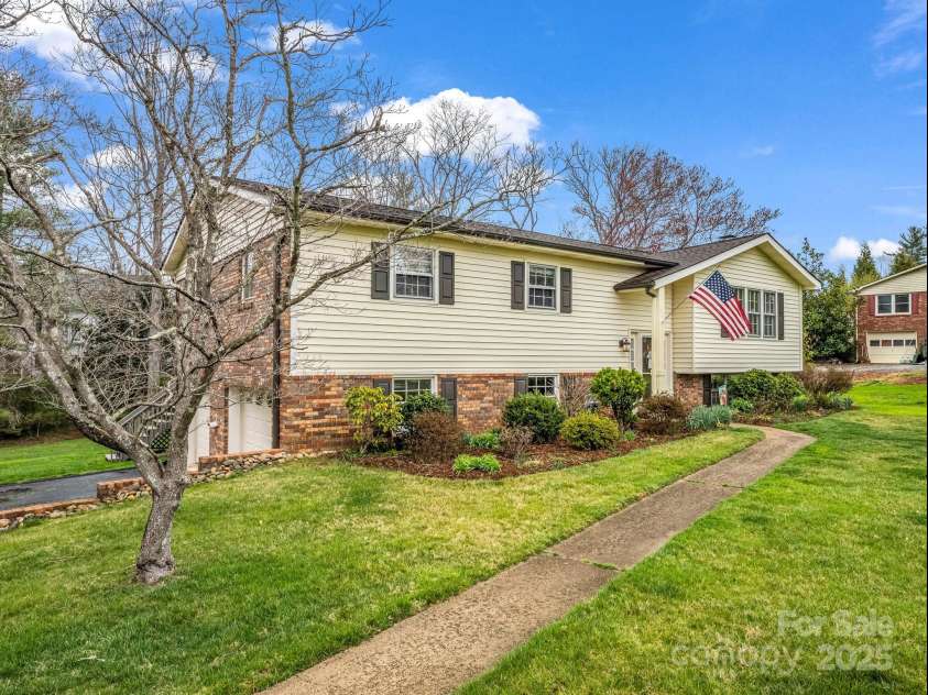 1286 Glenheath Drive, Hendersonville, NC 28791.  MLS# CAR4291667, YatesRealty ID 32409. 